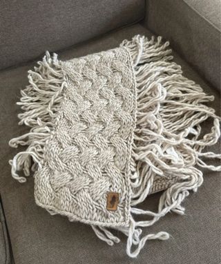 Sciarpa in lana beige con frange