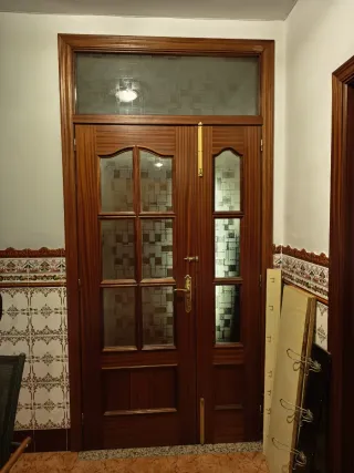 Puerta de madera con cristal
