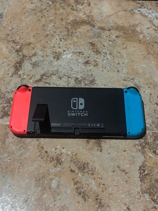 Nintendo Switch con mandos, cargador y funda rosa