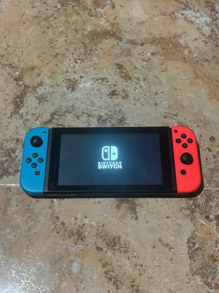 Nintendo Switch con mandos, cargador y funda rosa