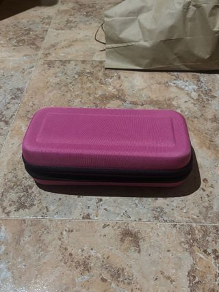 Nintendo Switch con mandos, cargador y funda rosa
