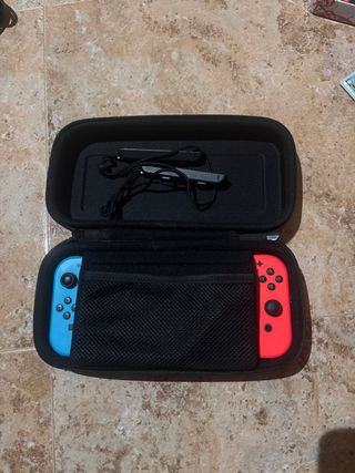 Nintendo Switch con mandos, cargador y funda rosa