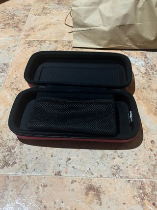 Nintendo Switch con mandos, cargador y funda rosa