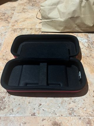 Nintendo Switch con mandos, cargador y funda rosa