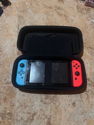 Nintendo Switch con mandos, cargador y funda rosa