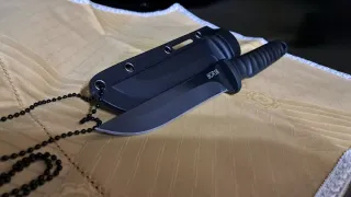 Coltello con fodero nero 20 cm