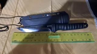 Coltello con fodero nero 20 cm