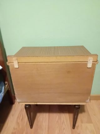 Mesita de noche de madera