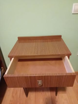 Mesita de noche de madera
