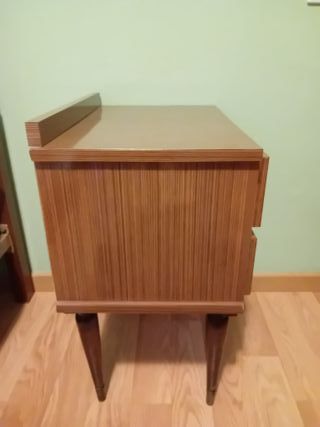 Mesita de noche de madera