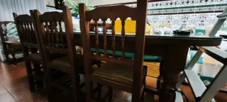Mesa de madera con 12 sillas a juego