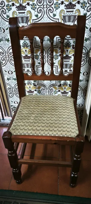 Mesa de madera con 12 sillas a juego