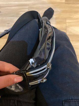 Riñonera negra brillante