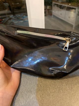 Riñonera negra brillante