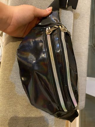 Riñonera negra brillante