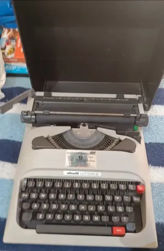 Máquina de escribir Olivetti Lettera 12