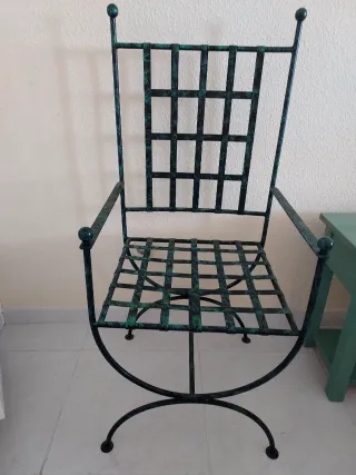 Silla de forja verde con diseño de rejilla
