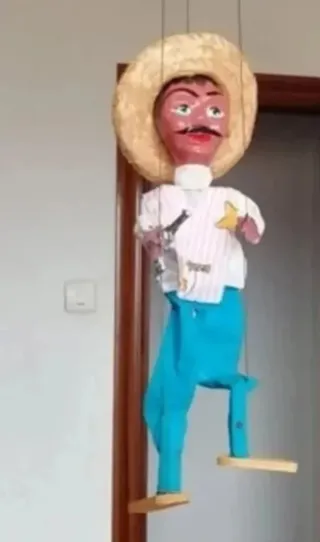 Muñeco de cuerdas mexicano con sombrero