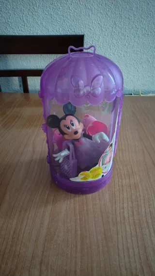 Minnie Mouse y accesorios + casita + máquina coser