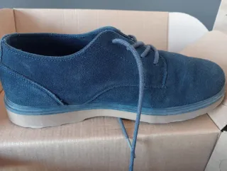 Zapatos niño azul de ante, suela marrón