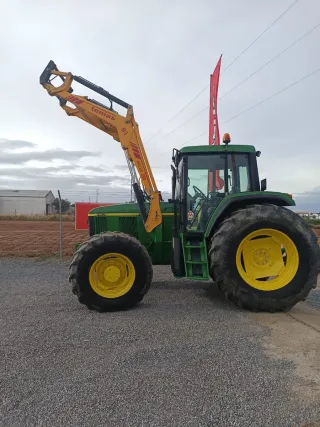 Tractor John Deere 6910 con pala Tenias