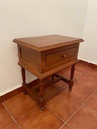 Mesilla de noche antigua de madera
