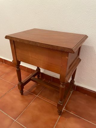 Mesilla de noche antigua de madera