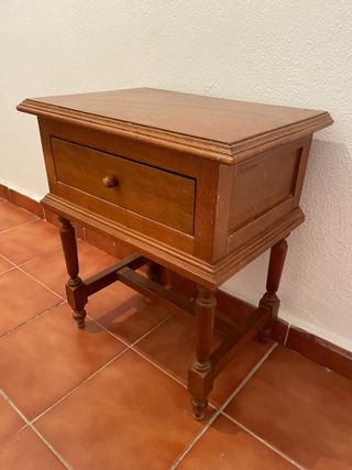 Mesilla de noche antigua de madera