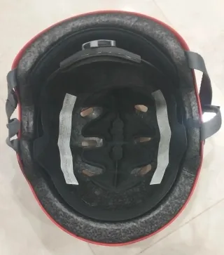 Casco naranja protecciones patín