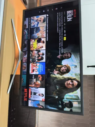 Televisión Samsung Negra y Plateada