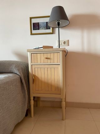 Mesitas de noche de madera estilo modernista