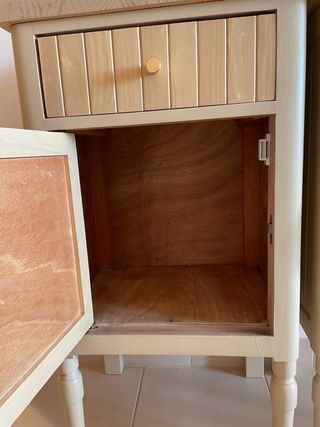 Mesitas de noche de madera estilo modernista