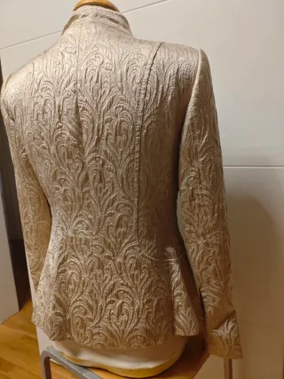 Chaqueta fiesta bordada dorada.