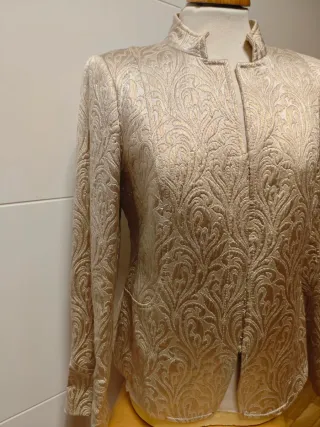 Chaqueta fiesta bordada dorada.