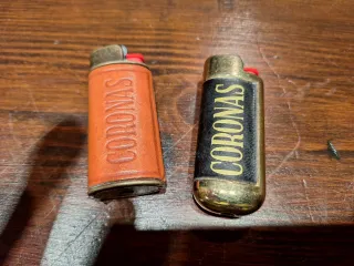 2 Mecheros Coronas con funda