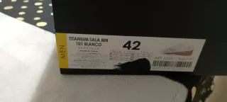 Zapatillas deportivas blancas y moradas