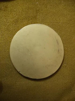 Medalla antigua con retrato y fechas