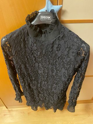 Dos camisas de mujer en color negr0, cada una 15 e