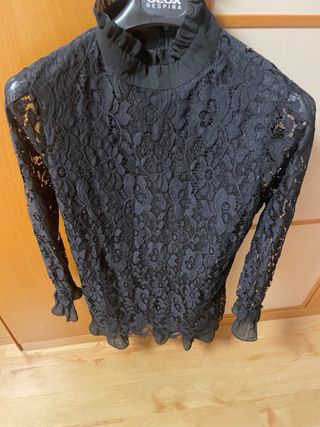 Dos camisas de mujer en color negr0, cada una 15 e