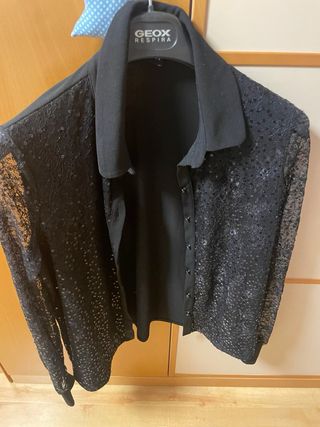 Dos camisas de mujer en color negr0, cada una 15 e