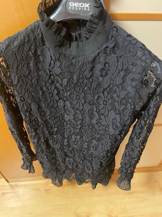 Dos camisas de mujer en color negr0, cada una 15 e