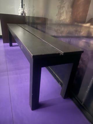 Banco de madera oscuro