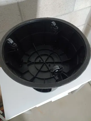 Taburete de plástico con ruedas