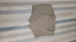 Top beige con botones