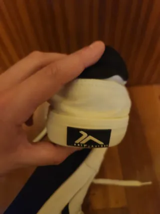 Zapatillas deportivas blancas y negras