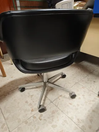 Sillas de oficina negras y plateadas