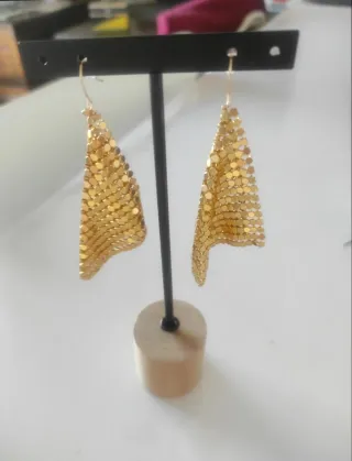 Pendientes dorados estilo malla