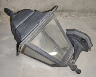 Faroles de exterior metálicos y de cristal