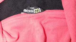 Sudadera con capucha y cordones.