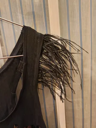 Top negro con plumas y lentejuelas